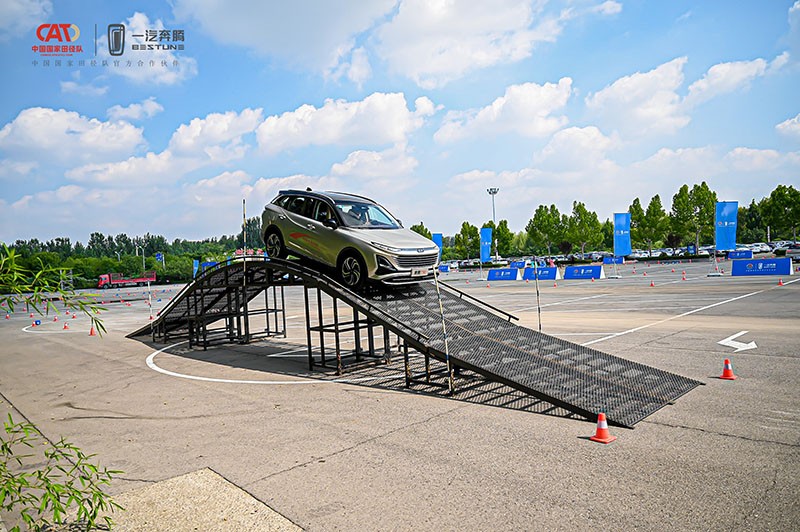 助威杭州亚运 奔腾T90汽车运动会释放全能魅力 助威杭州亚运 奔腾T90汽车运动会释放全能魅力