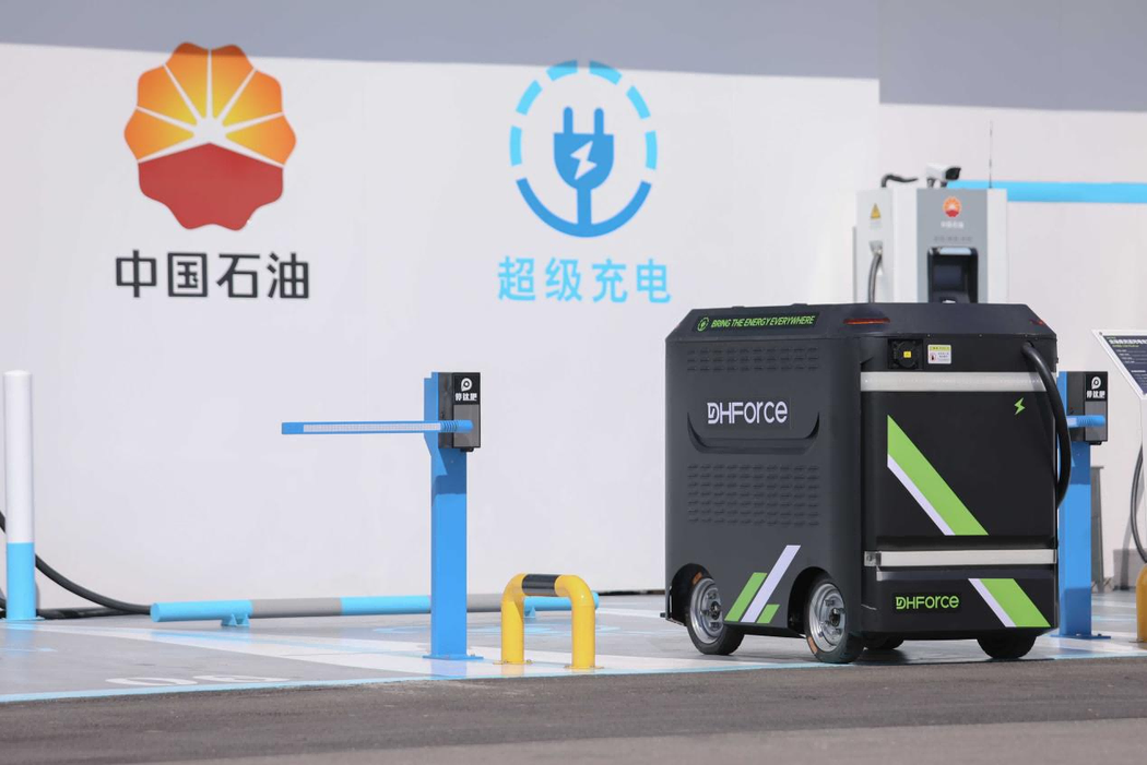 黑马原力亮相全国级示范能源港,移动超充打造补能新图景 黑马原力亮相全国级示范能源港,移动超充打造补能新图景