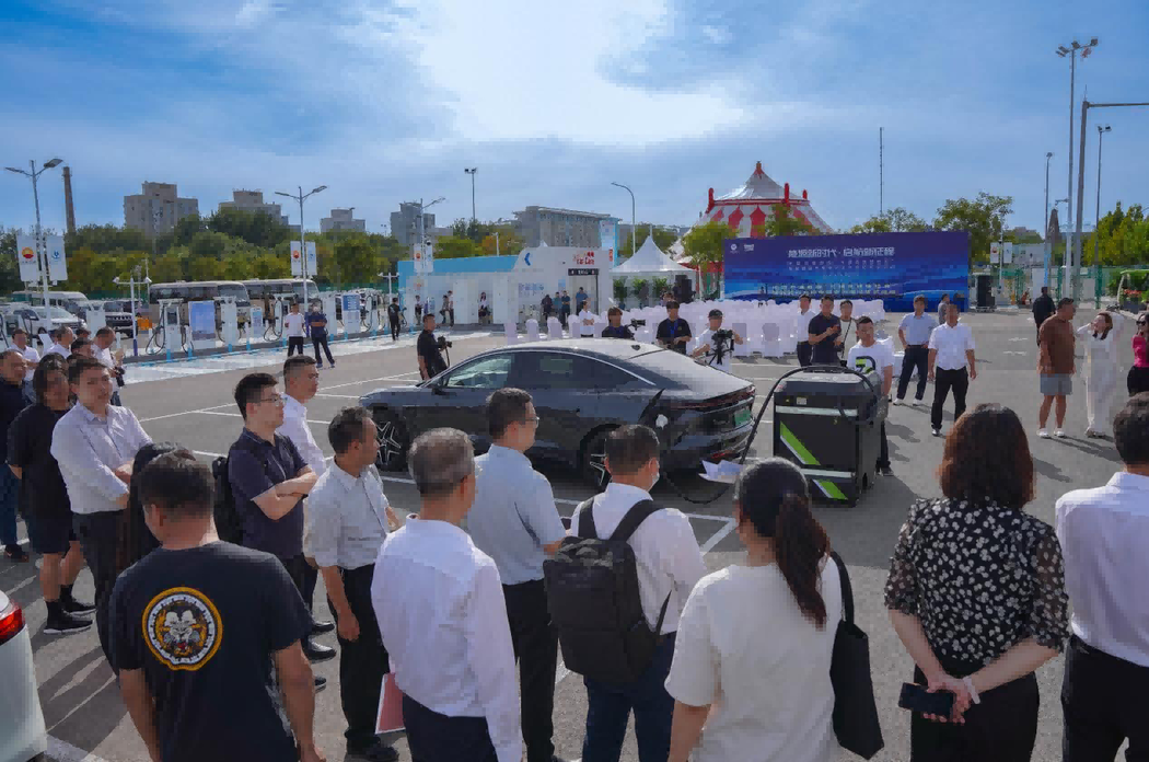 黑马原力亮相全国级示范能源港,移动超充打造补能新图景 黑马原力亮相全国级示范能源港,移动超充打造补能新图景