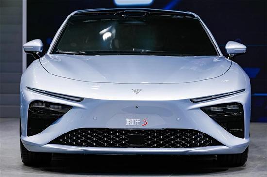 哪吒S内饰设计图曝光 镂空方向盘+AR-HUD