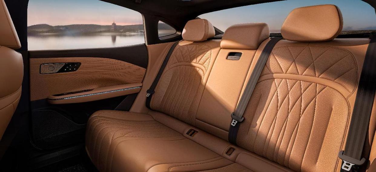 中高级电混轿车吉利银河星耀8上市 限时价11.58万~15.58万元