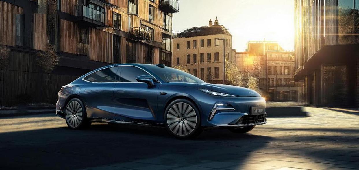 中高级电混轿车吉利银河星耀8上市 限时价11.58万~15.58万元