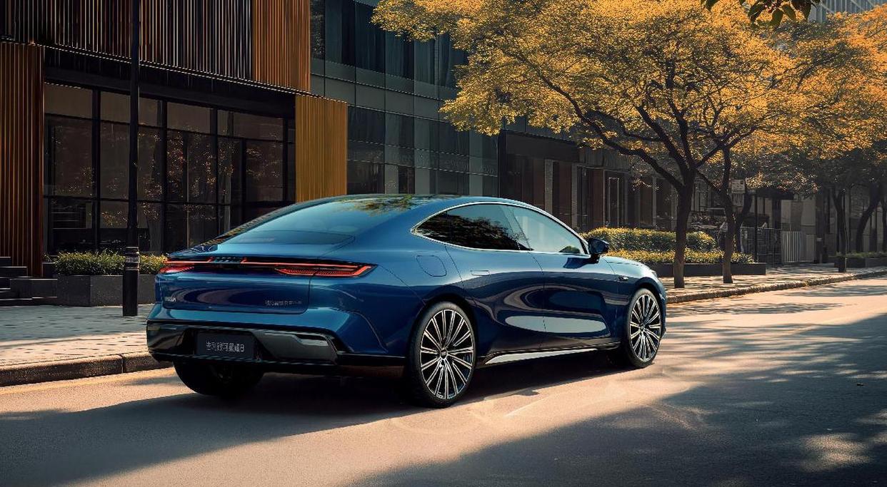 中高级电混轿车吉利银河星耀8上市 限时价11.58万~15.58万元