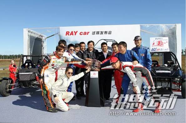 这家赛车培训学校的教练，个个是高手