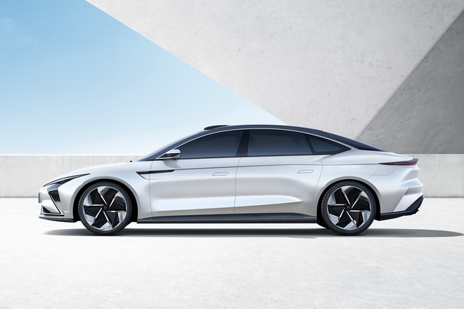 多项核心科技 智己汽车两款量产定型车全球首发