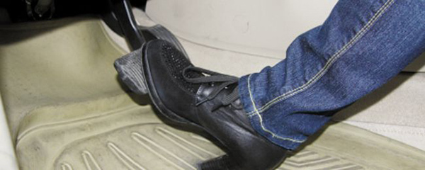 油门踩下去有顿挫感是什么原因